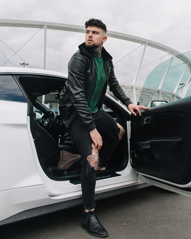 Kurtka lotnicza w czarnym kolorze z kołnierzem i zamkiem, idealna na zimowe dni