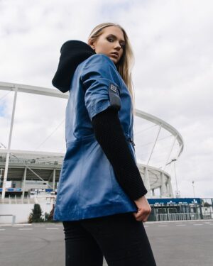 Kurtka skórzana damska w intensywnym niebieskim kolorze z kapturem i dopasowanym krojem