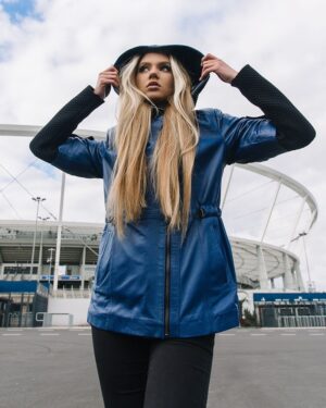 Kurtka skórzana damska w intensywnym niebieskim kolorze z kapturem i pasek w talii