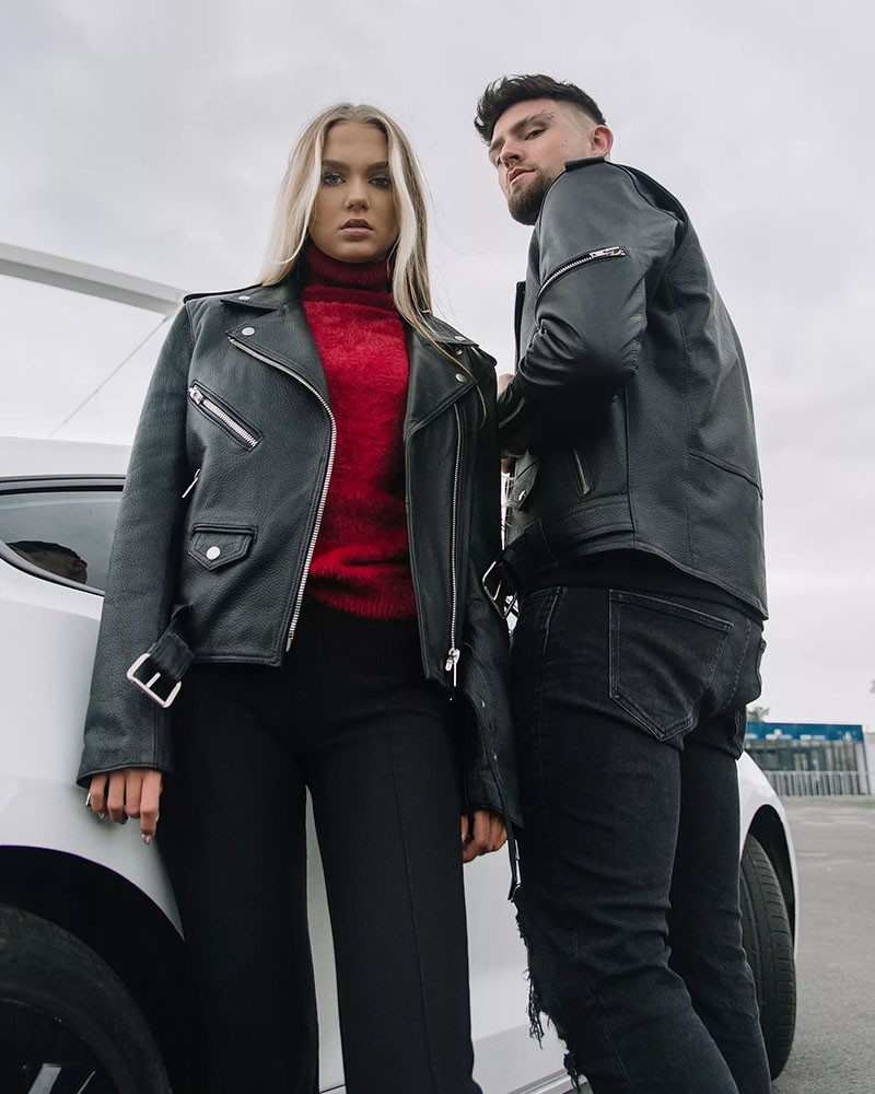 Ramoneska męska w kolorze czarnym z asymetrycznym zapięciem i srebrnymi zamkami, dopasowany krój