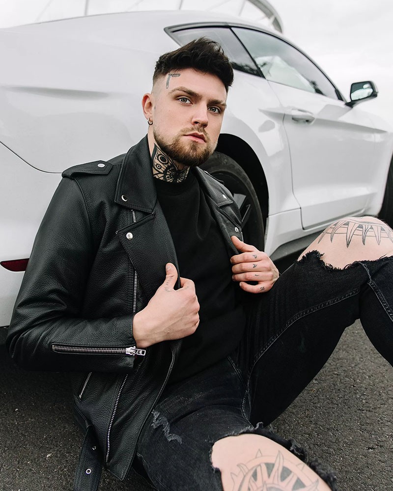 Ramoneska męska w kolorze czarnym z asymetrycznym zapięciem i ozdobnymi zamkami na rękawach