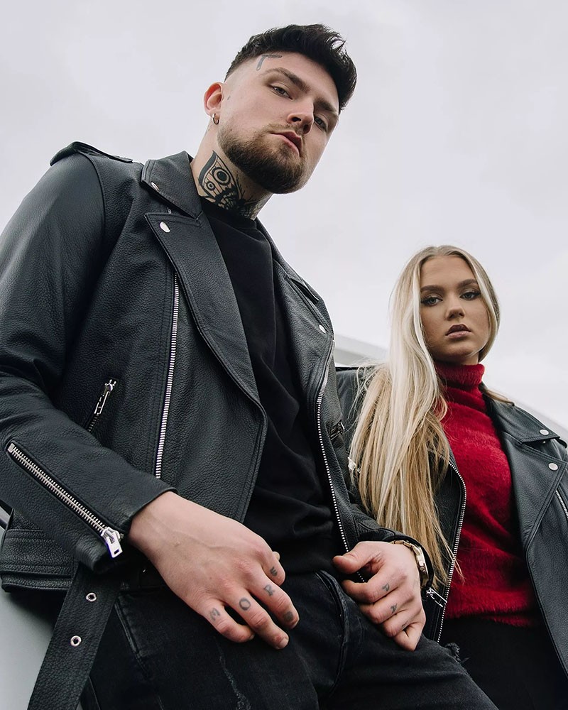 Ramoneska męska w kolorze czarnym z metalowymi zamkami i klasycznym krojem, idealna na zimowe dni