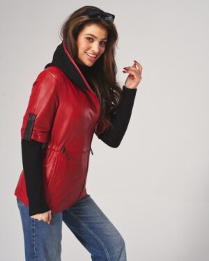 Kurtka skórzana damska w intensywnym czerwonym kolorze z szerokim kołnierzem i dopasowanym krojem