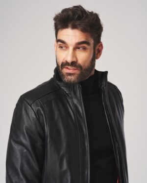 Czarna kurtka skórzana męska z wysokim kołnierzem, idealna na zimowe dni, z zamkiem błyskawicznym i prostym krojem