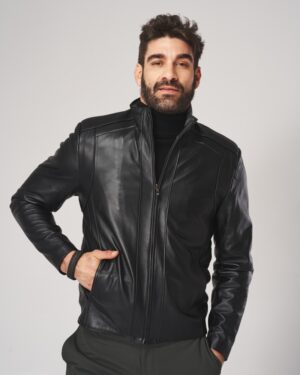 Męska kurtka skórzana w kolorze czarnym z zamkiem, prostym krojem i kieszeniami na bokach