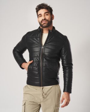 Czarna kurtka skórzana męska z lekkim ociepleniem i zamkiem błyskawicznym, dopasowany krój i wysoki kołnierz