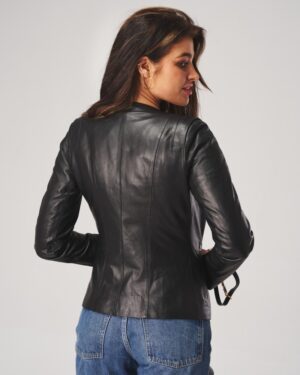 Czarna kurtka skórzana damska o dopasowanym kroju z eleganckimi przeszyciami na plecach