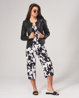 kurtka skórzana damska w kolorze czarnym z okrągłym dekoltem i dopasowanym krojem