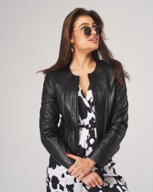 Kurtka skórzana damska w kolorze czarnym, dopasowany krój, z okrągłym dekoltem i subtelnymi detalami