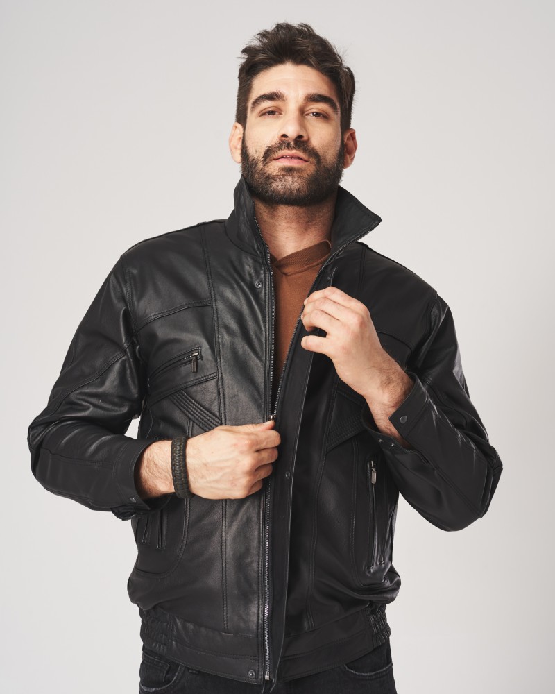 Męska kurtka skórzana w kolorze czarnym z wysokim kołnierzem i zamkiem błyskawicznym z przodu