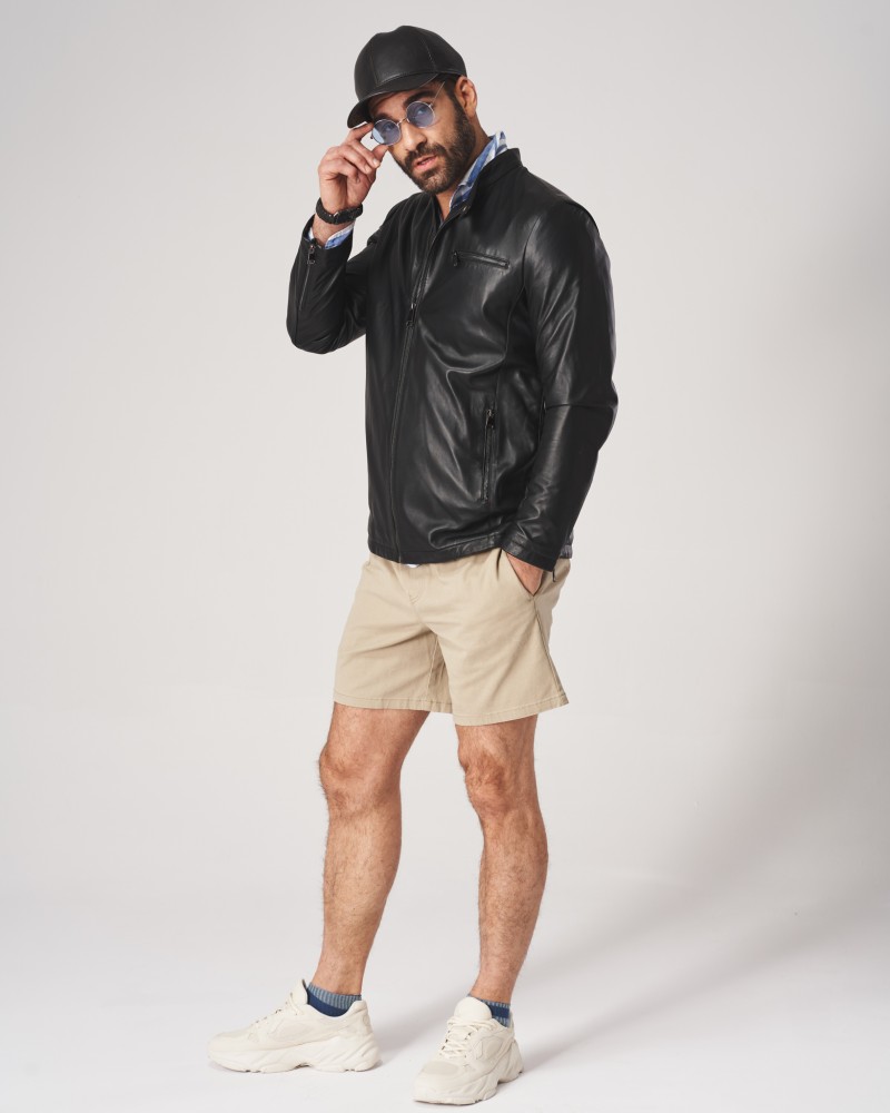 Kurtka skórzana męska w kolorze czarnym, zapinana na zamek, z kieszeniami i stójką, idealna na chłodniejsze dni