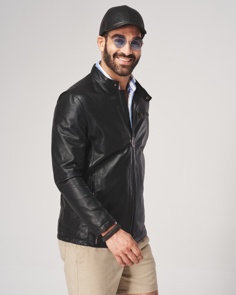 Czarna kurtka skórzana męska z zamkiem, kołnierzem i prostym krojem, idealna na chłodniejsze dni