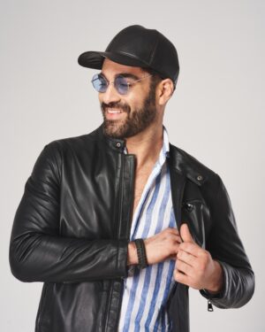 Czarna kurtka skórzana męska z zamkiem, dopasowany krój i klasyczny kołnierz, idealna na zimowe dni