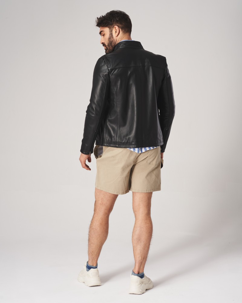 Czarna kurtka skórzana męska z klasycznym kołnierzem i prostym krojem, idealna na chłodniejsze dni