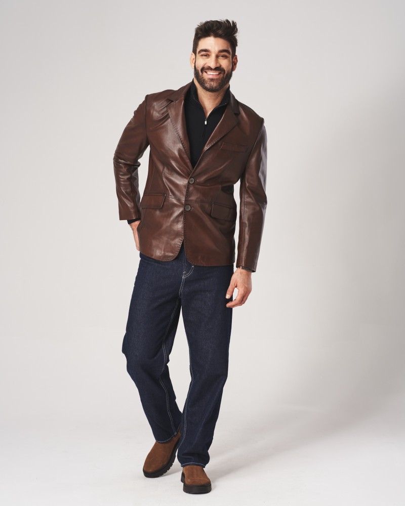 Marynarka skórzana w brązowym kolorze z guzikami i kieszeniami, idealna na zimowe dni