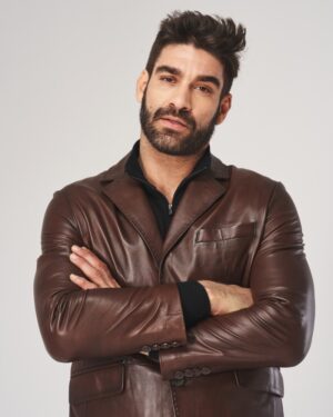 Marynarka skórzana w kolorze brązowym z klasycznym kołnierzem i guzikami na zapięciu