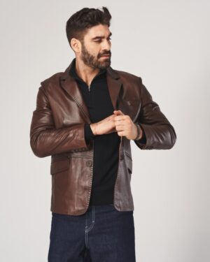 Marynarka skórzana w brązowym kolorze, z klasycznym krojem i guzikami, idealna na zimowe dni