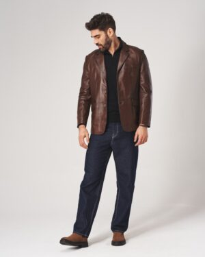 Marynarka skórzana w brązowym kolorze z klasycznym krojem i zapięciem na guziki