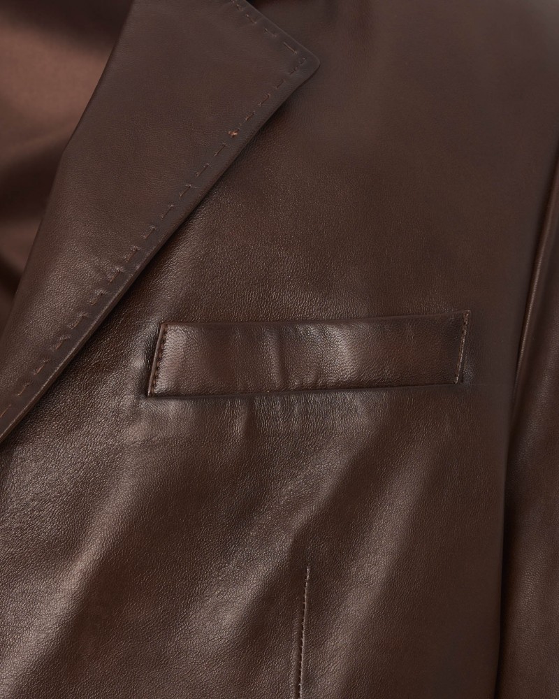 brązowa marynarka skórzana z klasycznym kołnierzem i kieszenią na piersi