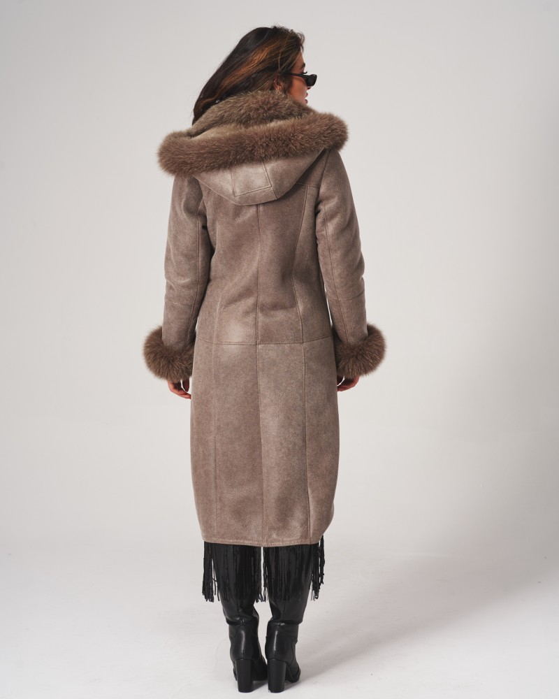 Kożuch damski w odcieniu beżowym z futrzanym kapturem i rękawami, elegancki krój z frędzlami na dole