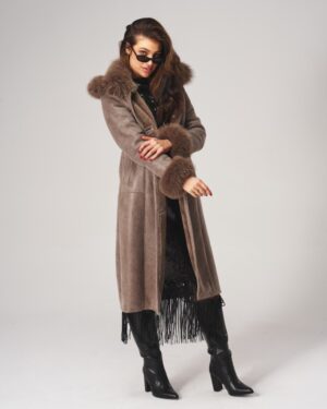 Kożuch damski w kolorze beżowym z futrzanym kołnierzem i mankietami, długi krój, elegancki styl