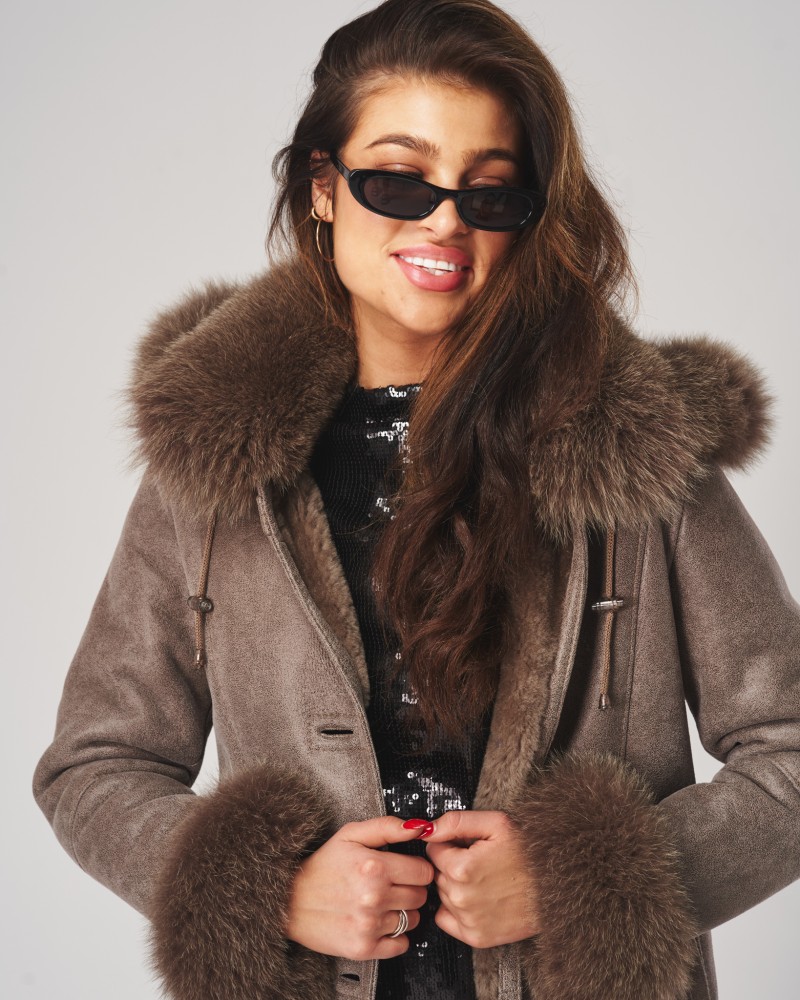 Kożuch damski w kolorze szarym z futrzanym kołnierzem i mankietami, zapinany na guziki