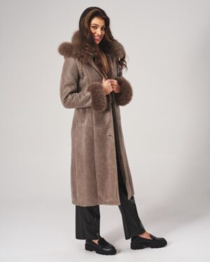 Kożuch damski w kolorze brązowym, z futrzanym kołnierzem i mankietami, długim krojem i zapięciem na guziki