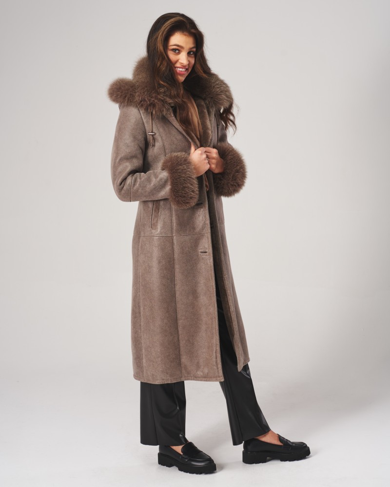 Kożuch damski w kolorze brązowym, z futrzanym kołnierzem i mankietami, długim krojem i zapięciem na guziki