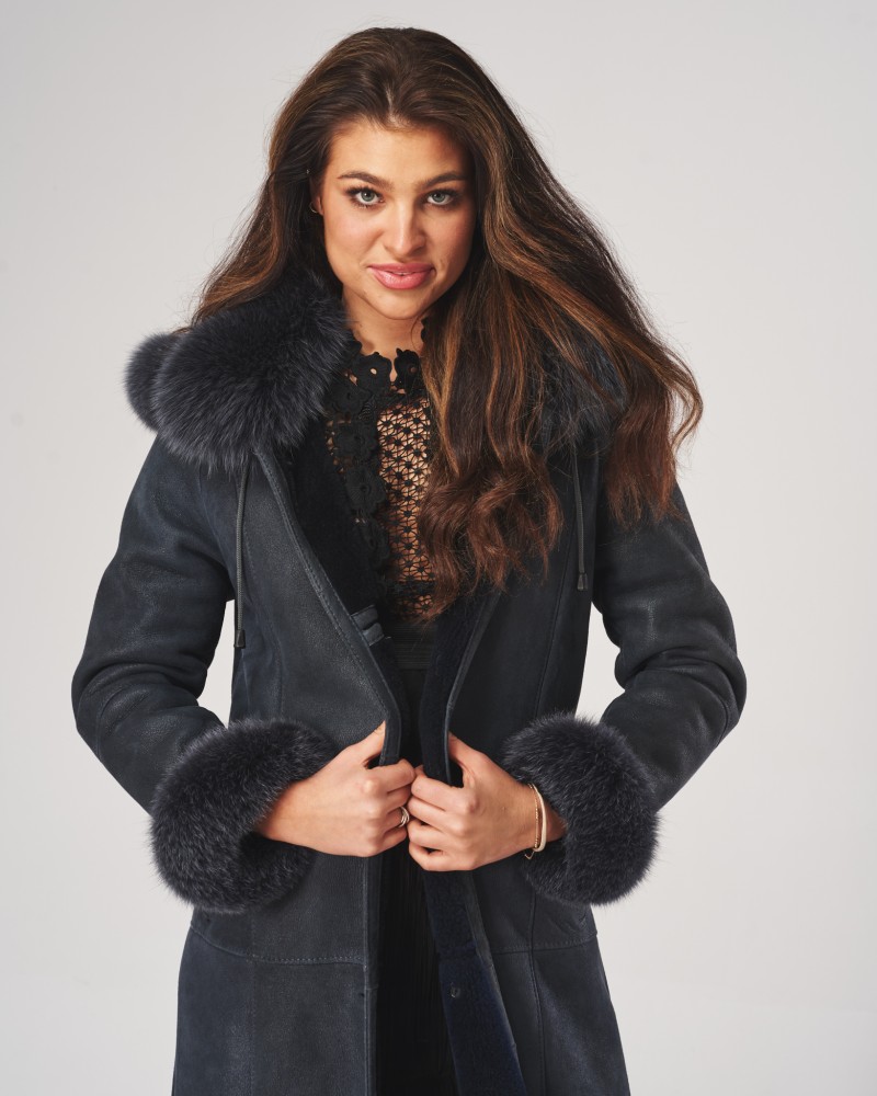 Kożuch damski w kolorze granatowym z futrzanym kołnierzem i mankietami, zapinany na zamek z kapturem