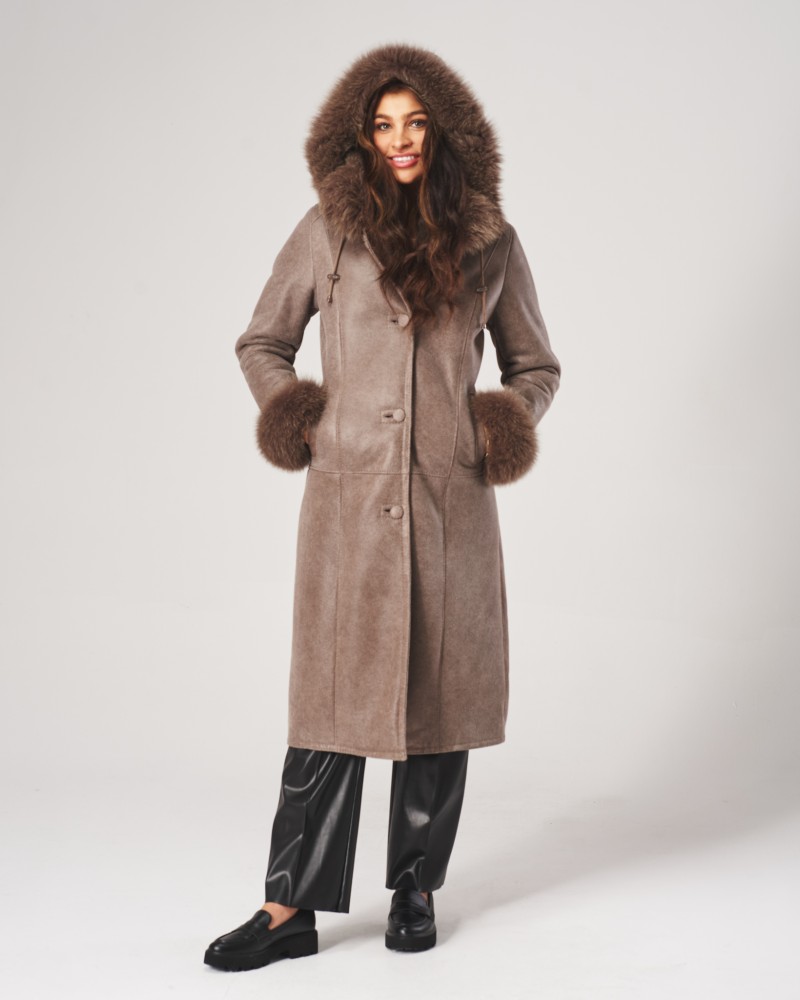 Kożuch damski w kolorze beżowym z futrzanym kapturem i mankietami, idealny na zimowe dni