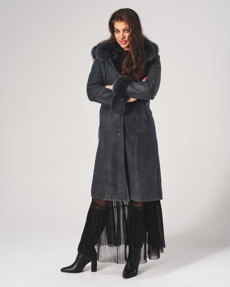 Kożuch damski w kolorze granatowym z futrzanym kołnierzem i mankietami, idealny na zimowe dni