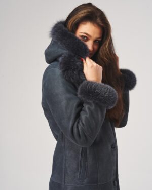 Kożuch damski w ciemnym kolorze z futrzanym kapturem i wykończeniem przy rękawach
