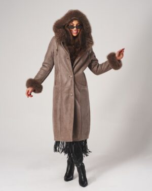 Kożuch damski w beżowym kolorze, z kapturem i futrzanym wykończeniem na rękawach