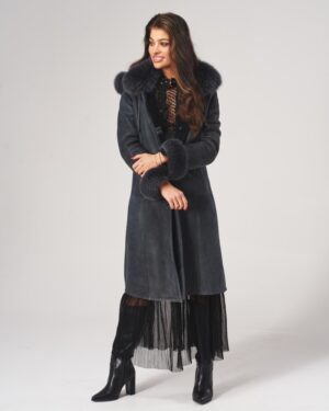 Kożuch damski w ciemnoszarym kolorze z futrzanym kołnierzem i mankietami, długi krój z paskiem w talii