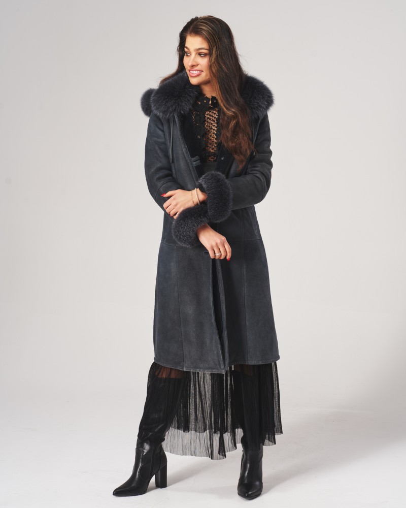 Kożuch damski w ciemnoszarym kolorze z futrzanym kołnierzem i mankietami, długi krój z paskiem w talii