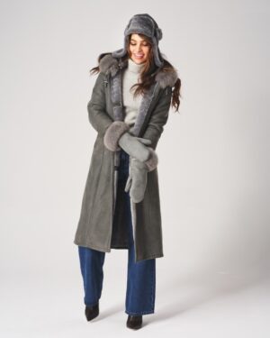 Kożuch damski w szarym kolorze, z futrzanym kołnierzem i rękawiczkami, idealny na zimowe dni