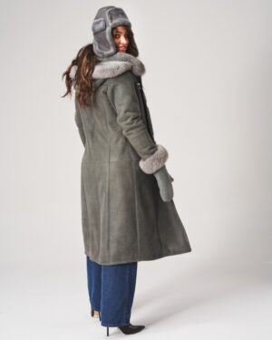 Kożuch damski w kolorze szarym z futrzanym kołnierzem i mankietami, długi krój z kieszeniami i zapięciem na guziki