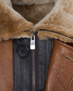 Kożuch męski w brązowym kolorze z futrzanym kołnierzem i metalowym zamkiem błyskawicznym