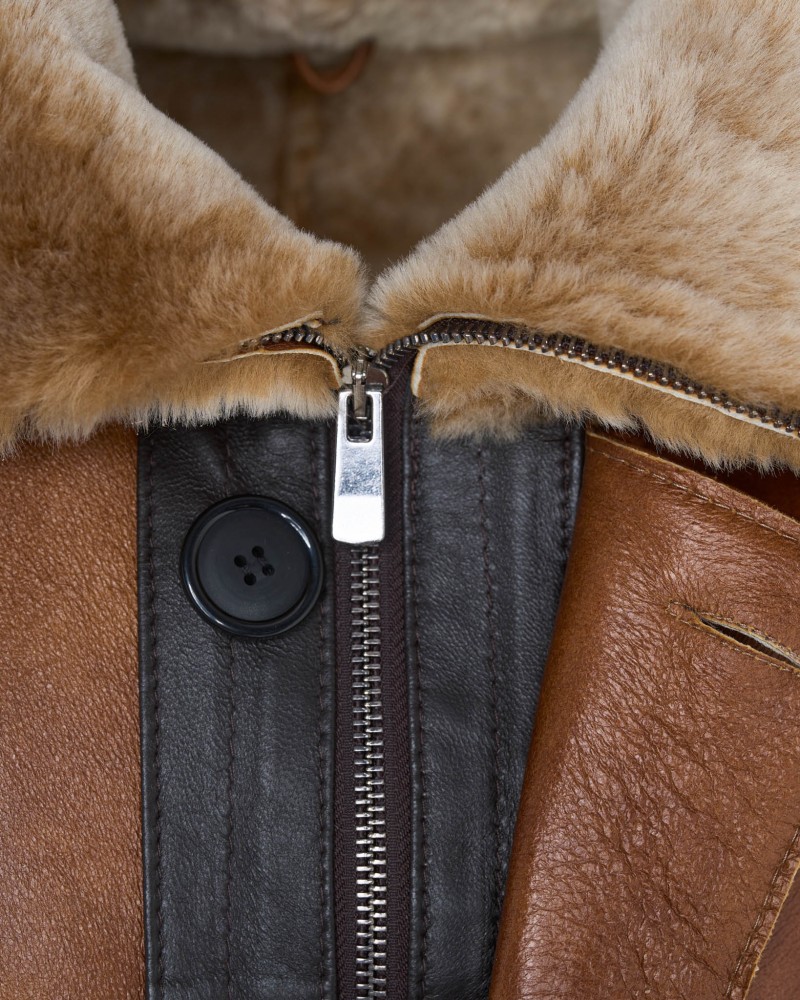 Kożuch męski w brązowym kolorze z futrzanym kołnierzem i metalowym zamkiem błyskawicznym