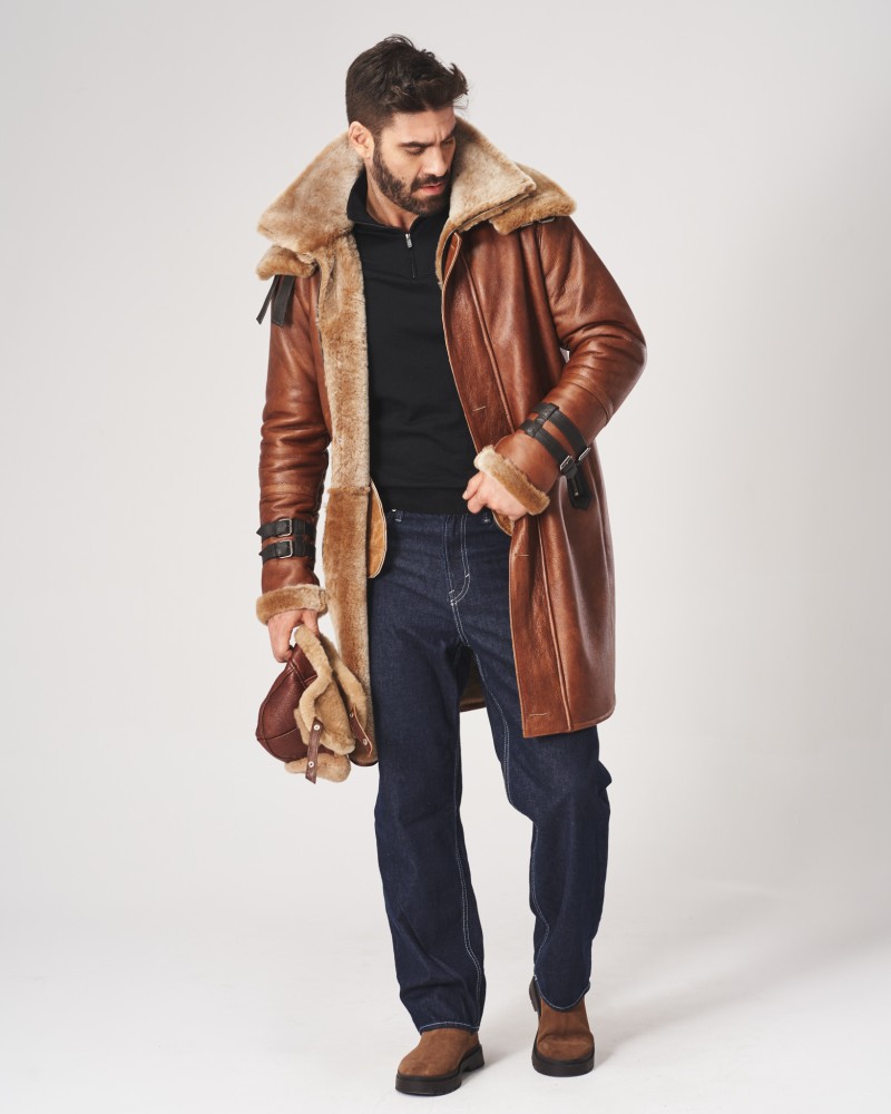 Męski kożuch w brązowym kolorze z futrzanym kołnierzem i paskami na rękawach
