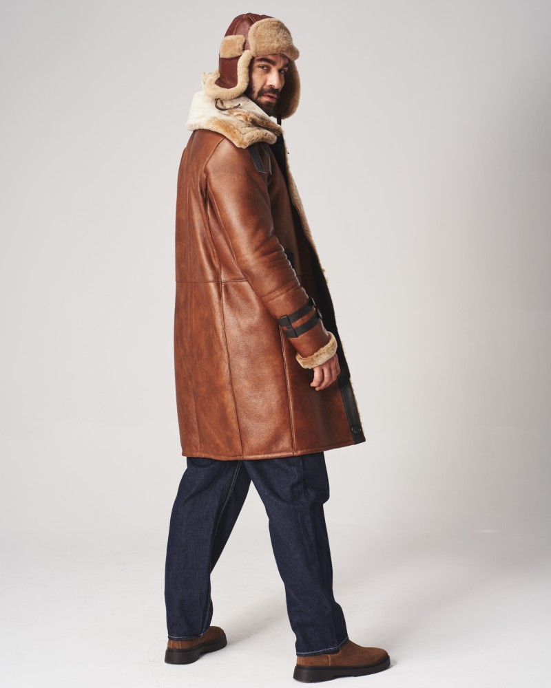 Męski kożuch w brązowym kolorze z futrzanym kołnierzem i dodatkowym zapięciem na guziki