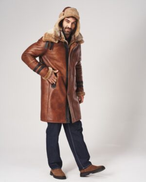 Kożuch męski w brązowym kolorze z futrzanym kołnierzem i zapięciem na guziki