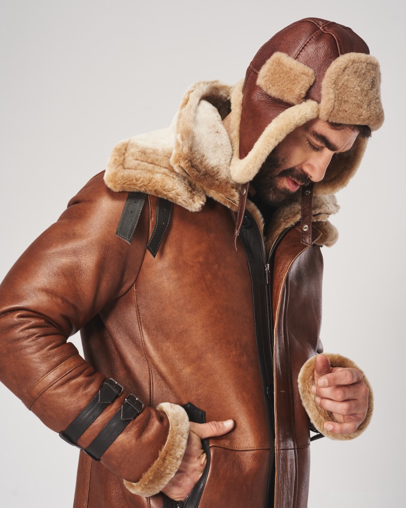 Kożuch męski w kolorze brązowym z futrzanym kołnierzem i kapturze, z regulowanymi paskami na rękawach