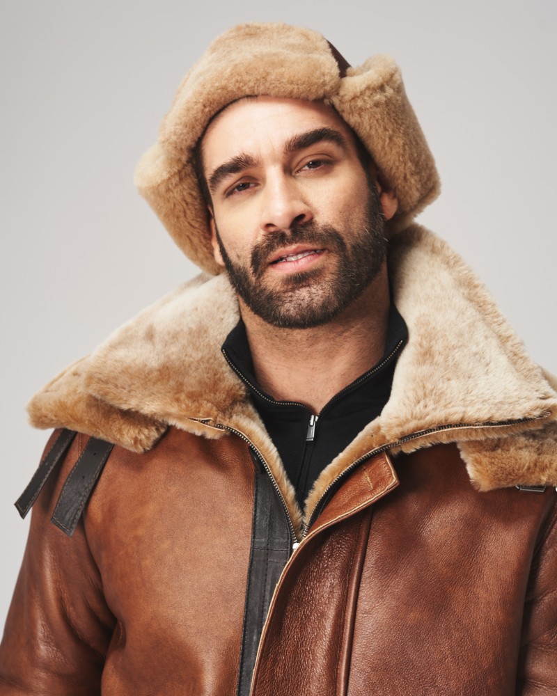 kożuch męski w kolorze brązowym z futrzanym kołnierzem i zapięciem na zamek