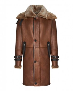 Kożuch męski w kolorze brązowym z futrzanym kołnierzem i ozdobnymi paskami na rękawach