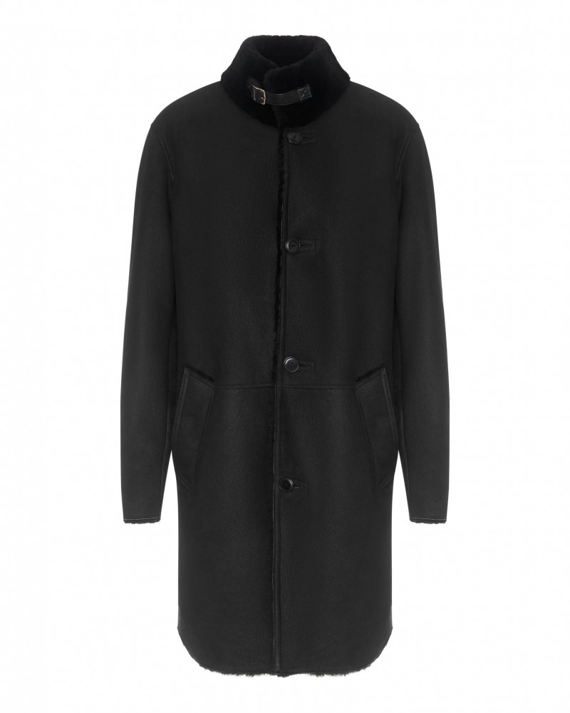 Czarny kożuch męski z kołnierzem, zapinany na guziki, z dwiema kieszeniami bocznymi