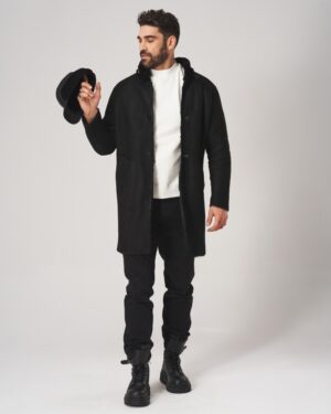 Czarny kożuch męski z kapturem, guzikiem i eleganckim krojem, idealny na zimowe dni