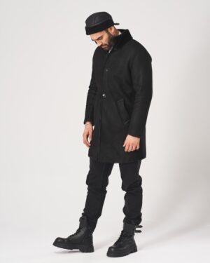 Męski kożuch w kolorze czarnym, z guzikami, kieszeniami i kołnierzem, idealny na zimowe dni