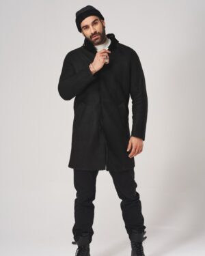 Czarny kożuch męski z kołnierzem, zapinany na guziki, idealny na zimowe dni