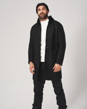 Czarny kożuch męski z kapturem, zapinany na guziki, o prostym kroju i delikatnym wykończeniu